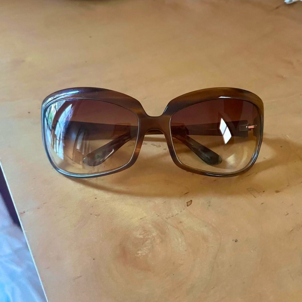 Oliver People’s caramel sunglasses! Oval / rectangle shape